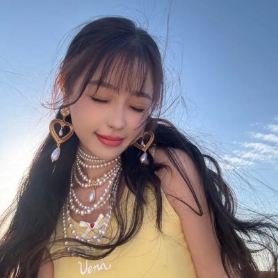 与一位女士合影